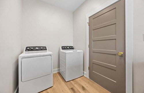 NEW Spacious Clarkson Getaway w Games & Yard - Foto 42