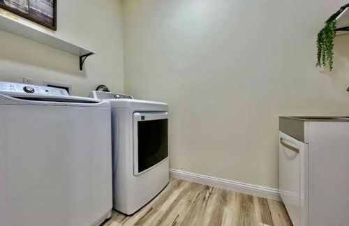 Beautiful NEW Ranch Home with a large deck and games - Foto 21