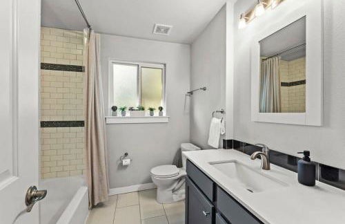 Mid-century home in Zilker with a backyard - Foto 17