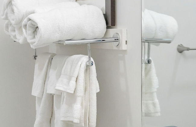 Elevated Escapes 2BR Suite Overlooking Lake - Foto 39