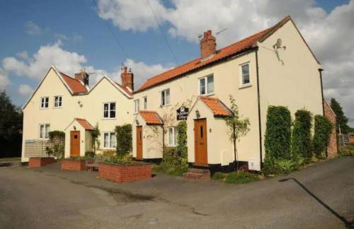 Two Bed First Floor Apartment in Village location - Photo 7