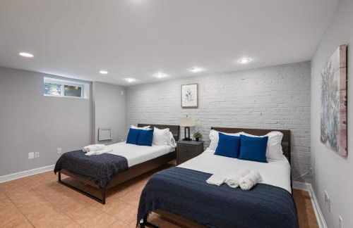 Charming Townhouse Retreat by CozySuites - Foto 13