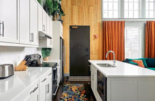 Upscale 12 South Penthouse with 2 Kings, Balcony 1 of 7 Themed Lofts at Cowrite, Find Coffee and Tacos Downstairs, Complimentary Spin Class, Walk to Shopping in 12 South, 10 Minutes to Broadway, Parking, 24 Hr Hospitality - Foto 7