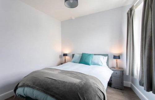 Beautiful Two Bed Mumbles Flat - with parking space - Foto 18