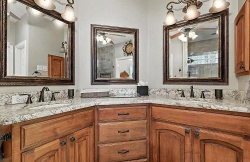 Lewisville Luxe Pool Getaway - Patio BBQ TV Room - Foto 28