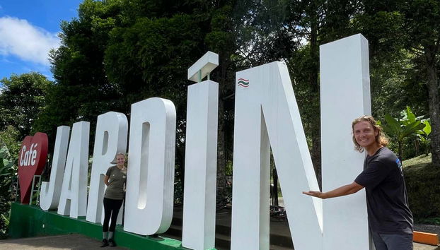 Posando junto ao letreiro de Jardín