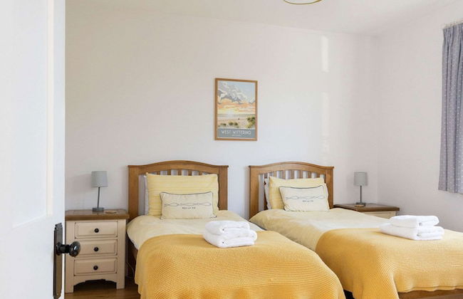 Charming Seaside Cottage - 5-min Walk to Beach - Photo 49