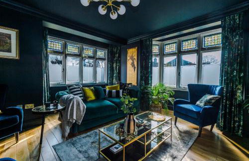 Unique 4 Bed Home in The Windsor Tapestries by Casa by Grace - Sleeps 7-9, Private Hot Tub Hire, Free Parking, Dog Friendly, Legoland, Windsor Castle - Foto 8