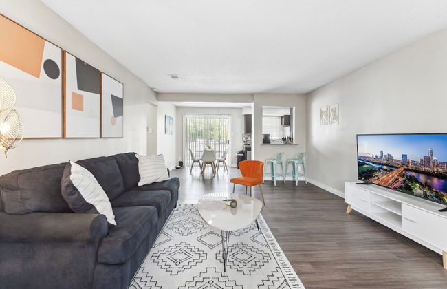 Spacious and Fun King Bed 2BR w Pool 5 Min to DT - Photo 6