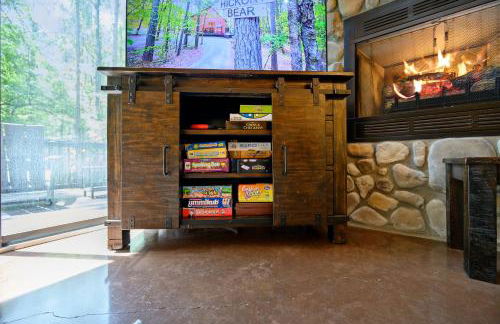 Hickory Bear - Cabin surrounded by pines, Sleeps 10, Hot Tub, Fire Pit, Arcade, Foosball Table & Deck Slide - Photo 9