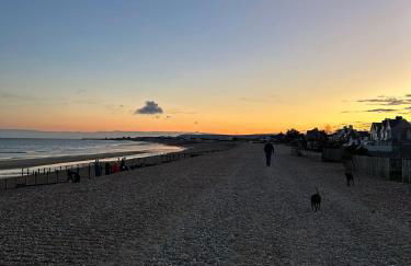 Modern, centrally located, beach view flat - Foto 3