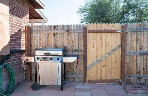 Cali 2BR Getaway Firepit, Yard & Spring Charm - Foto 7