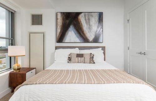 High Rise Retreat w City Skyline Views Shared Gym - Photo 22