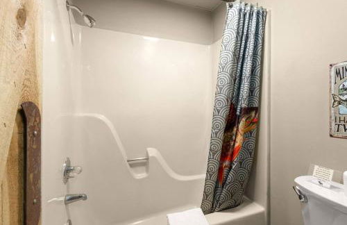 Stonegate Lodge King Bed, WIFI, 50in Roku TV, Salt Water Pool Room #103 - Foto 14