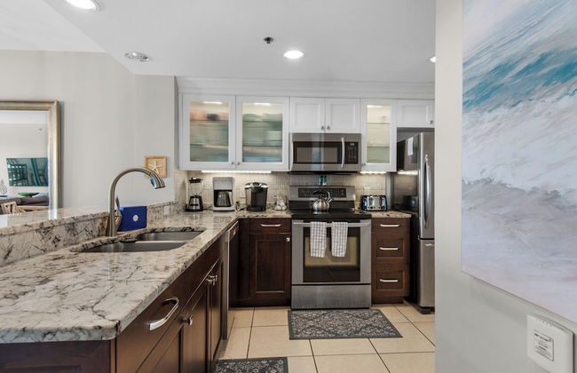 Spacious 2BR Condo w/ Partial Gulf Views, Pool, Across the Street From Beach! - Foto 16