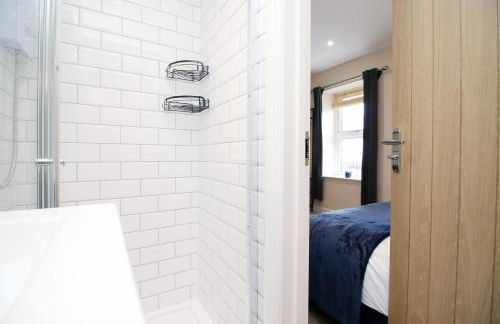 LUXURY 4 Bedroom 4 Ensuite Home in Penarth (Pool Table Games Room & BBQ Garden) with Sea Views - Photo 26