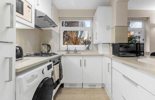 Prime Location with Modern Comfort - Foto 12