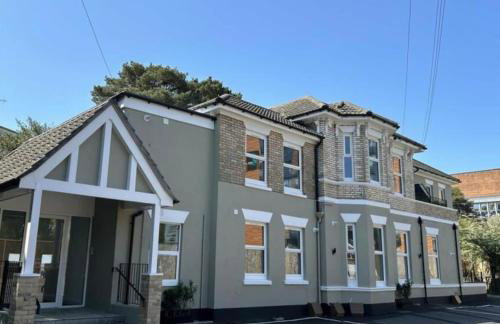 Brand New Apt - Beach Breeze Spacious 1-Bedroom Apartment with parking - sleeps 4 ppl- internet - Foto 66