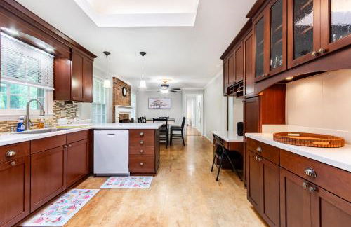 Southern Charm 2BR Greensboro Nest - Foto 38