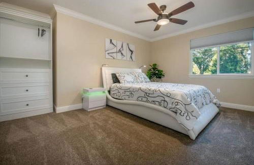 New Luxury 5BR Cabin in Pine Mountain Lake! 1 Minute to Beach! Massage Chair! Close to Yosemite! Perfect for Retreats and Escapes All Seasons! - Foto 33