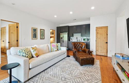 Dockside of the Moon - Photo 32