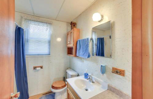 Dock and Fire Pit Lakefront Cottage in Gould City! - Foto 13