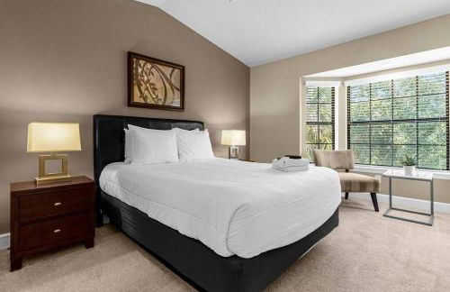 Vibrant 4BR Family Townhome 1 mile from Disney World and Disney Springs - Photo 18