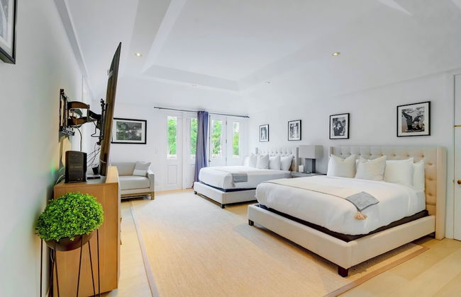 Carolwood - Modern Tuscan Villa With Rolling Lawns and Loggia in Holmby Hills - Photo 11