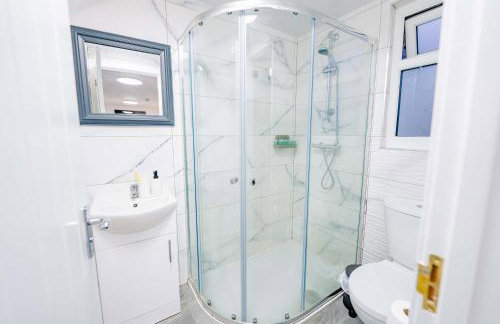 Free Hot Tub - Beautiful Studio with Fast WiFi - Photo 3