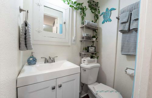 Breezy 1BR Retreat Walk to UofA and Spring Fun - Foto 34