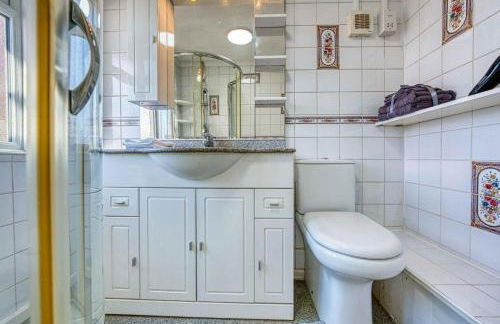 Spacious 3BR Home with Driveway Near NEC & Airport - Foto 15