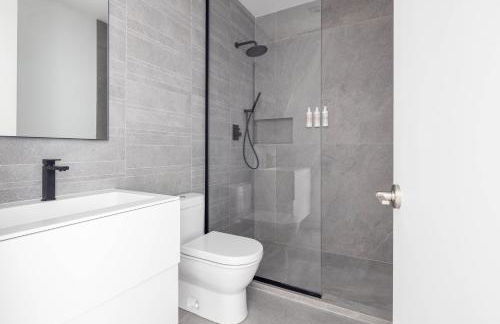 Blue Jay Villa by Rove Travel - Luxe Home with Pool - Foto 17