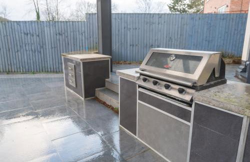 Modern 4-Bed Home Spacious & Comfortable - Pass the Keys - Foto 53