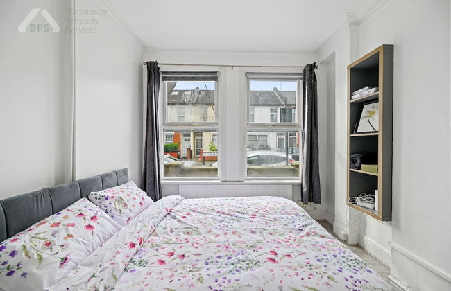 2-bed - Sleeps 4 - With Garden - Photo 3