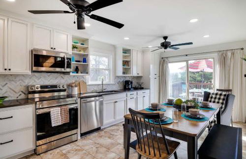 Dock and Fire Pit Lakefront Poconos Retreat! - Foto 12