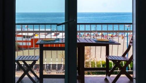 Mare fuori, sul lungomare con tre camere da letto e due bagni! - Foto 3