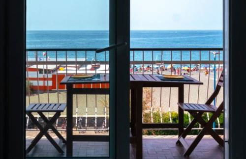 Mare fuori, sul lungomare con tre camere da letto e due bagni! - Foto 3