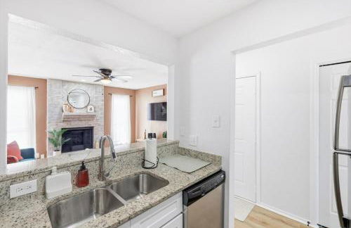 1BD 1BA Stylish Arlington Home w Backyard - Foto 14
