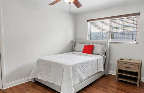 Stadium Sunflower Miramar home, 3 bd, 2 ba - Photo 9