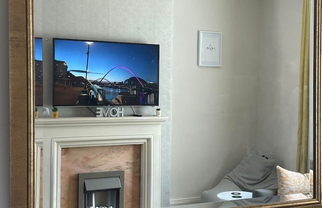 Lovely 3 Bedroom Apartment In Newcastle Upon Tyne With Free Parking - Photo 24