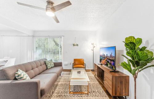 Heart of SoCo 2BR and 1BR King Suites with Free Parking, Pool, and Laundry Center - Foto 28