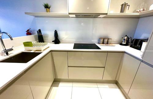 Beautiful New 2 Bedroom Apartment - Next to the Beach - Great Location - FREE Parking - Fast WiFi - Smart TV - sleeps up to 4! Close to Purbeck, Corfe Castle, Sandbanks, Poole & Bournemouth - Foto 20