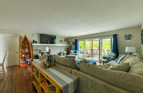 Waterfront Deck and Dock Torch Lake Home! - Foto 12