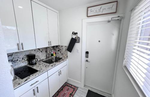 Stylish Studio Apartment By Miami International Airport - Photo 10