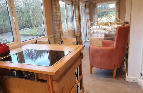 Riverside Cabin - Sleeps 2 - Hottub - Parking - Foto 17