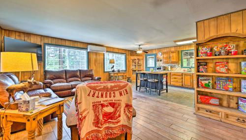 Near Hiking Trails Woodsy Pine Cabin with Fire Pit - Foto 5