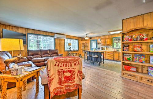 Near Hiking Trails Woodsy Pine Cabin with Fire Pit - Foto 5