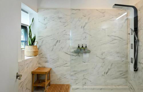 The Architect's Modern Castle - Photo 35