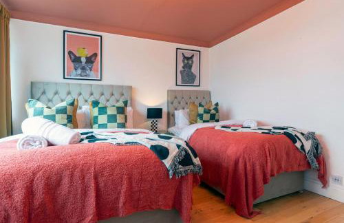 Stunning Bishop Auckland House with 5-bedrooms & 8 Beds Sleeps 12 with Free Parking by PureStay - Foto 39