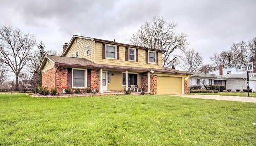 Suburban Detroit Home with Porch, Yard and Fire Pit! - Foto 3